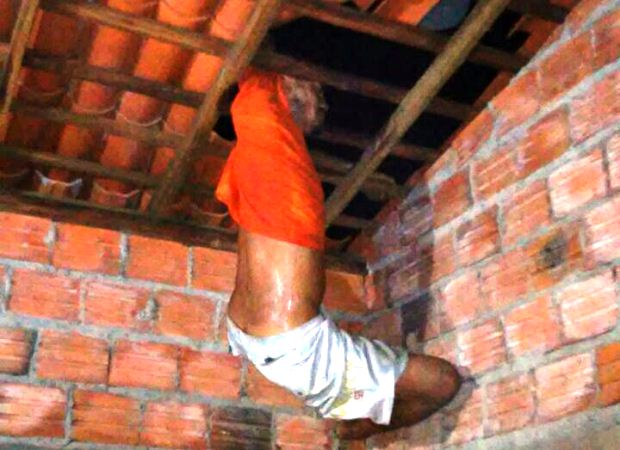 Ladrão fica pendurado em telhado ao tentar invadir casa - Imagem 1