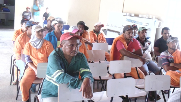 Servidores participam de reunião com prefeito  - Imagem 13