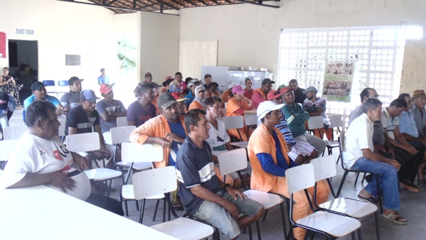 Servidores participam de reunião com prefeito  - Imagem 17