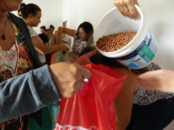 Prefeitura entrega 43 toneladas de feijão para a população - Imagem 3