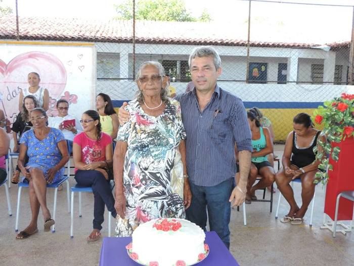 Escola Municipal Tancredo Neves realiza festa em homenagem as mães - Imagem 6