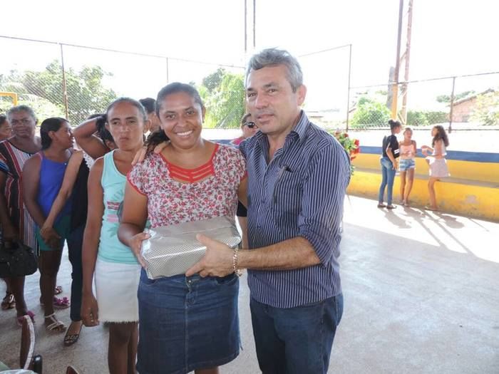 Escola Municipal Tancredo Neves realiza festa em homenagem as mães - Imagem 4