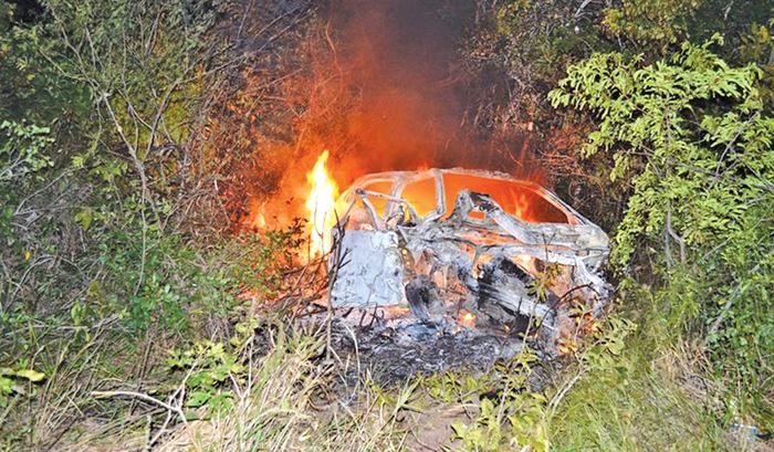 Um dos veículos incendiou após acidente