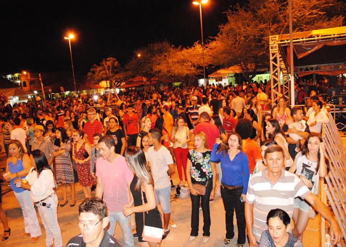 Praça lota e público interage com Gal Costa, na sexta de festival - Imagem 54