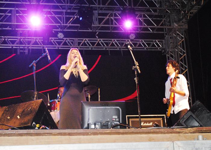 Praça lota e público interage com Gal Costa, na sexta de festival - Imagem 78