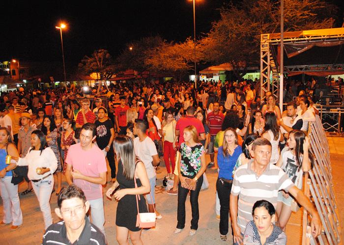 Praça lota e público interage com Gal Costa, na sexta de festival - Imagem 52