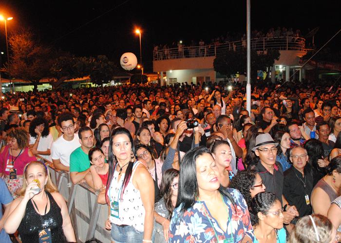 Praça lota e público interage com Gal Costa, na sexta de festival - Imagem 125