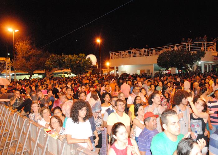 Praça lota e público interage com Gal Costa, na sexta de festival - Imagem 101