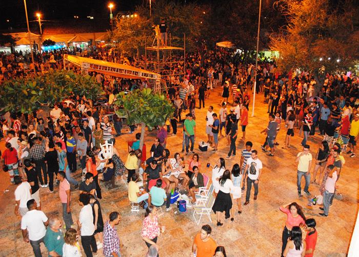 Praça lota e público interage com Gal Costa, na sexta de festival - Imagem 89