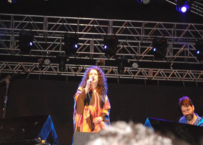 Praça lota e público interage com Gal Costa, na sexta de festival - Imagem 117