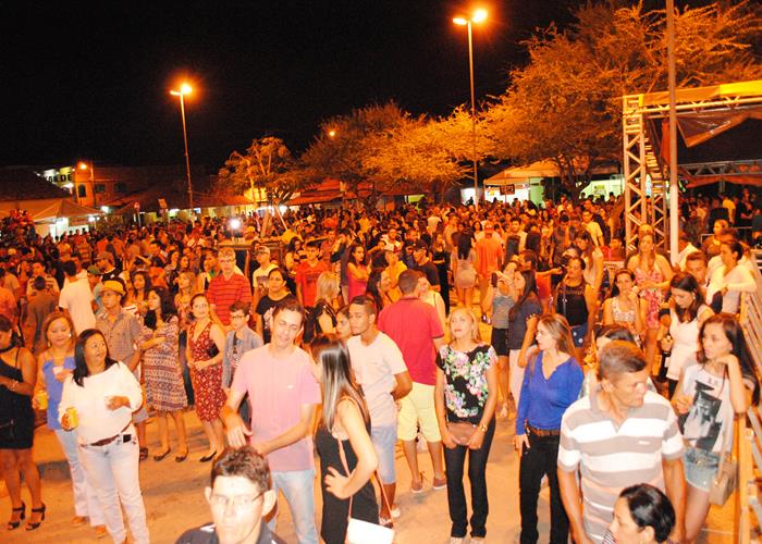 Praça lota e público interage com Gal Costa, na sexta de festival - Imagem 55