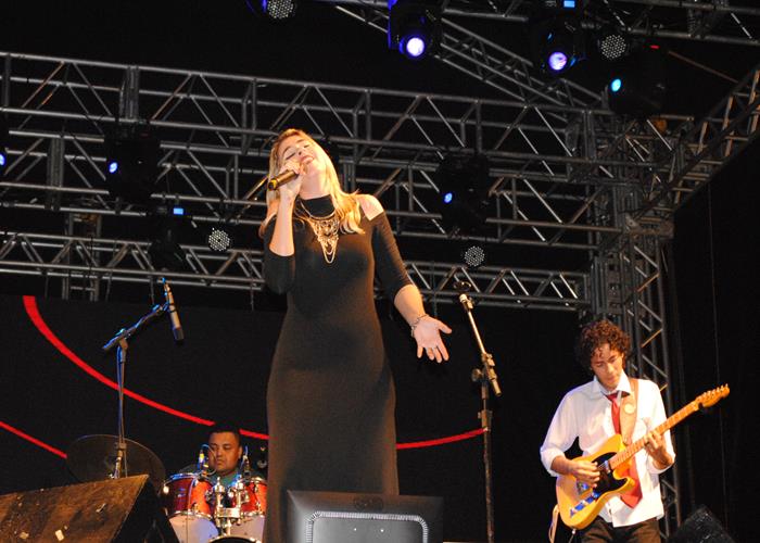 Praça lota e público interage com Gal Costa, na sexta de festival - Imagem 76