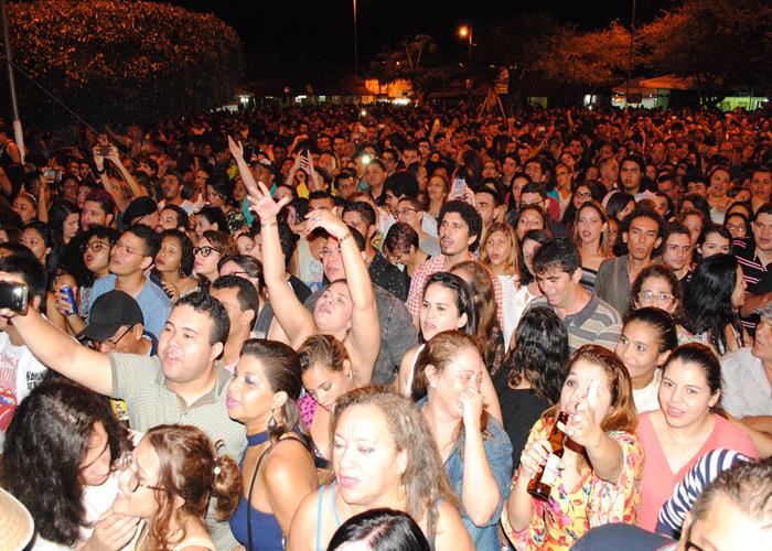Praça lota e público interage com Gal Costa, na sexta de festival - Imagem 122