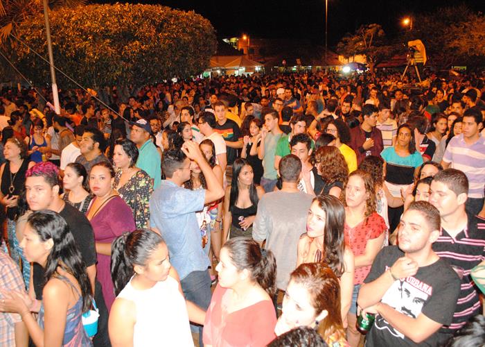 Praça lota e público interage com Gal Costa, na sexta de festival - Imagem 98