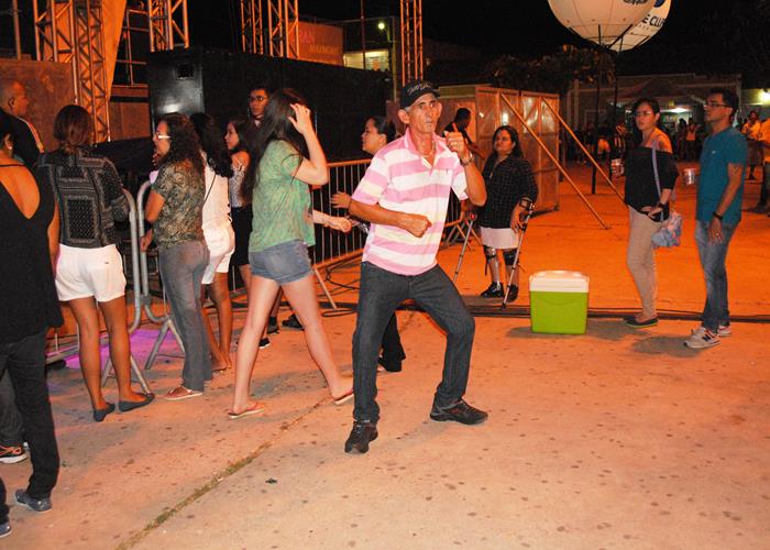 Praça lota e público interage com Gal Costa, na sexta de festival - Imagem 47