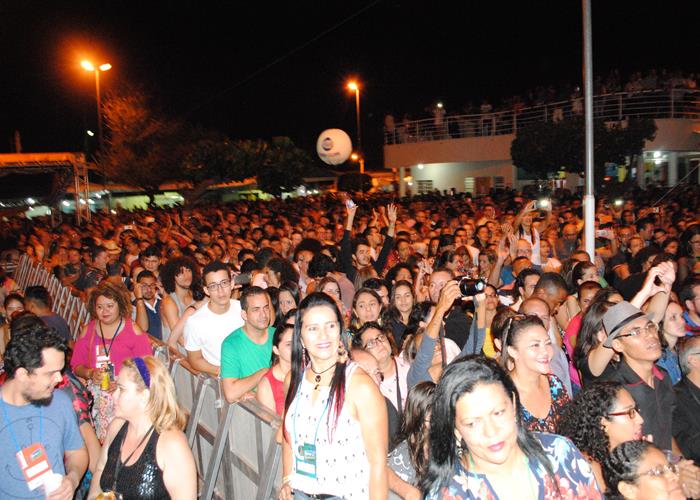 Praça lota e público interage com Gal Costa, na sexta de festival - Imagem 129