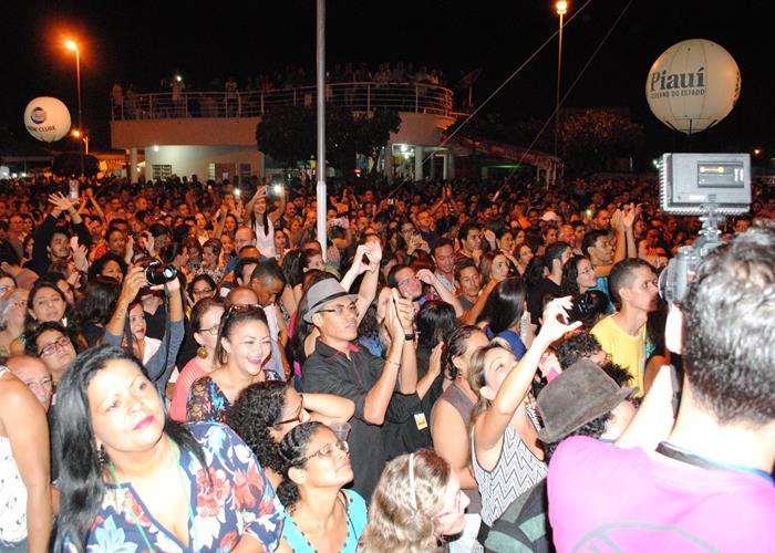 Praça lota e público interage com Gal Costa, na sexta de festival - Imagem 128