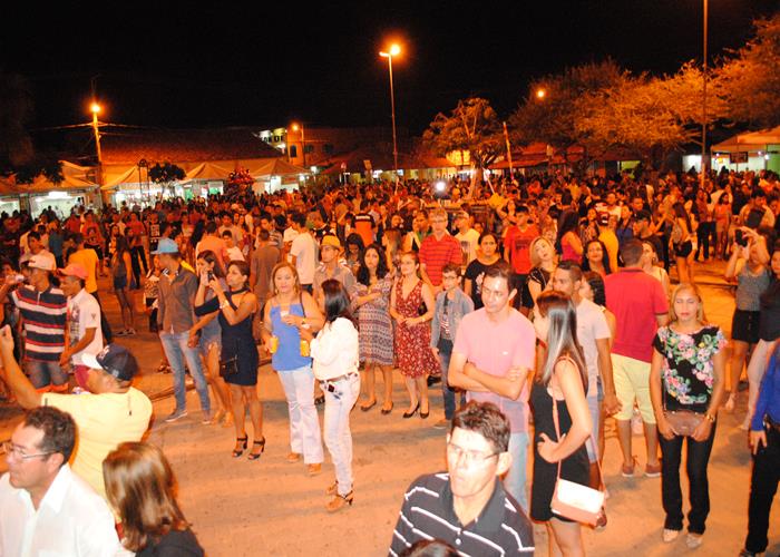 Praça lota e público interage com Gal Costa, na sexta de festival - Imagem 56