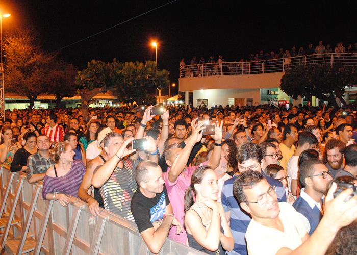 Praça lota e público interage com Gal Costa, na sexta de festival - Imagem 106