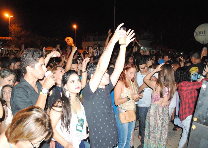 Público vai a loucura com a participação do Paralamas do Sucesso - Imagem 101