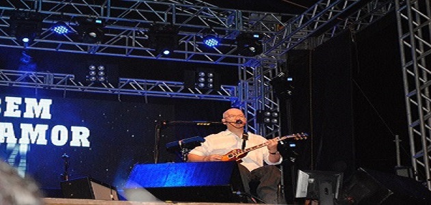 Público vai a loucura com a participação do Paralamas do Sucesso