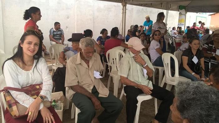 Secretária Julliana Brito com Pacientes  (Crédito: juazeiroalerta.com)