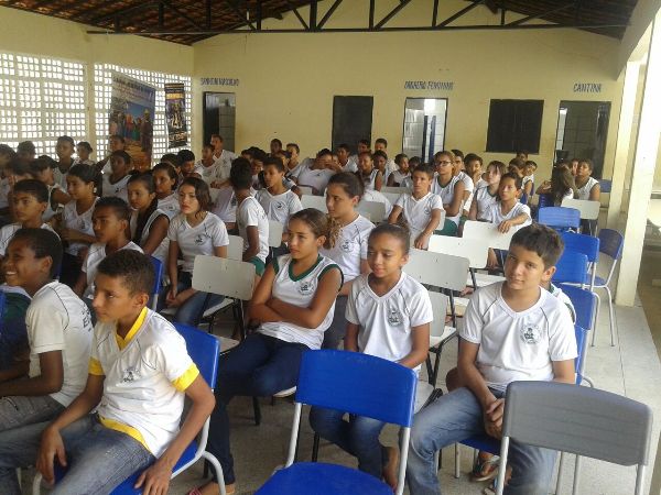 Alunos participam de palestra sobre saúde bucal   - Imagem 3
