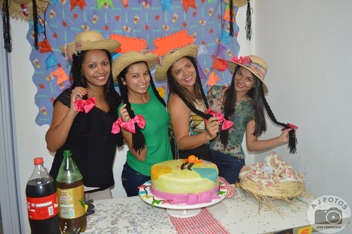 Recepcionista é surpreendida por amigas no aniversário - Imagem 1