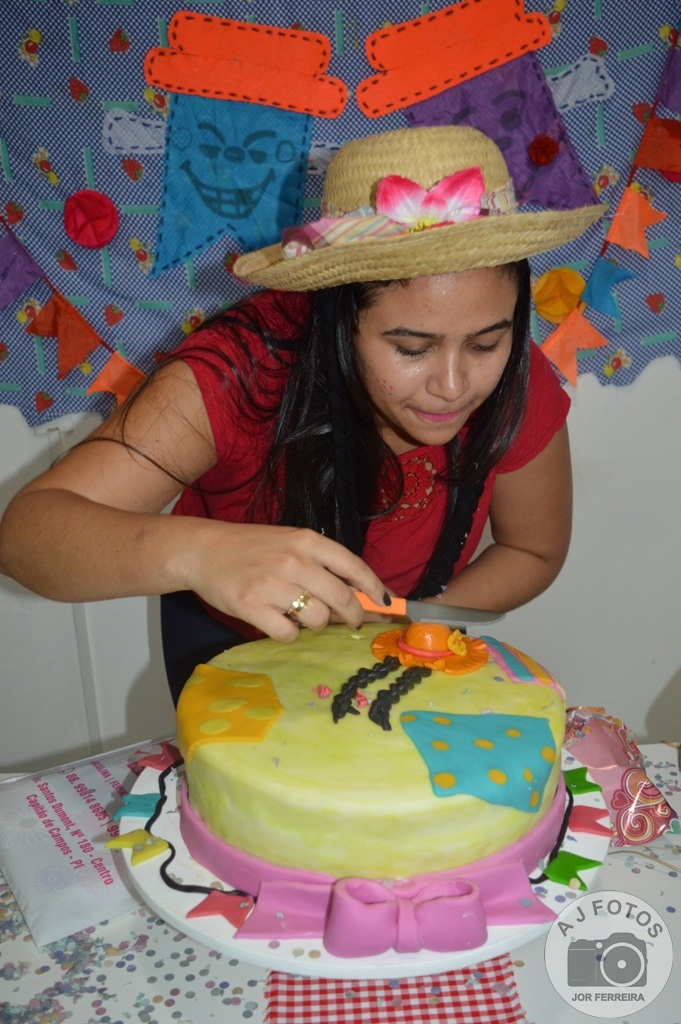 Recepcionista é surpreendida por amigas no aniversário - Imagem 9