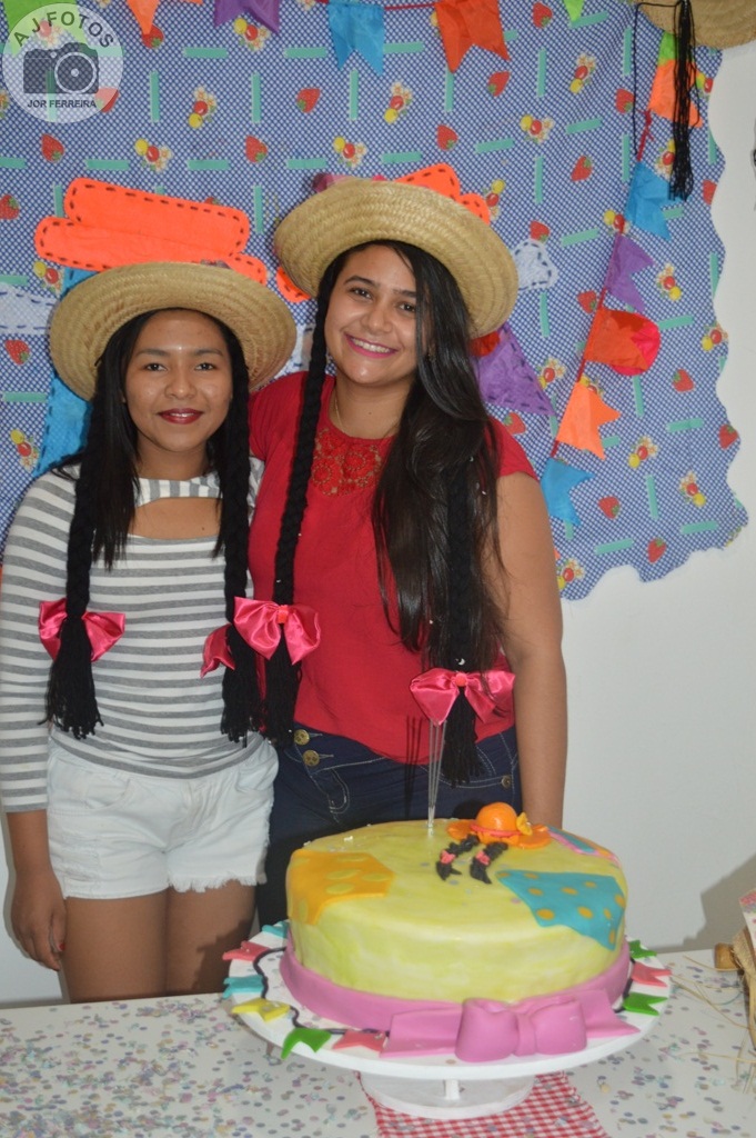 Recepcionista é surpreendida por amigas no aniversário - Imagem 42