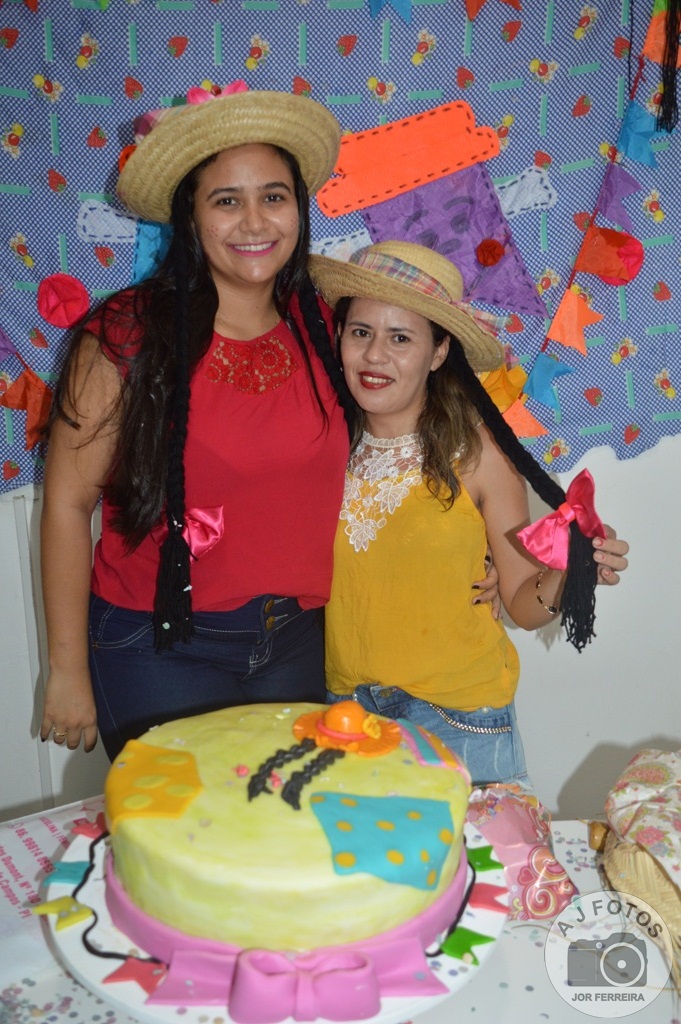Recepcionista é surpreendida por amigas no aniversário - Imagem 5