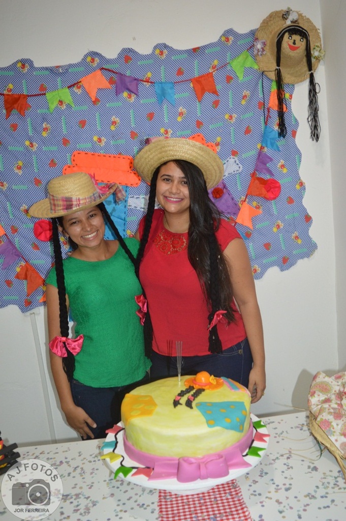 Recepcionista é surpreendida por amigas no aniversário - Imagem 28