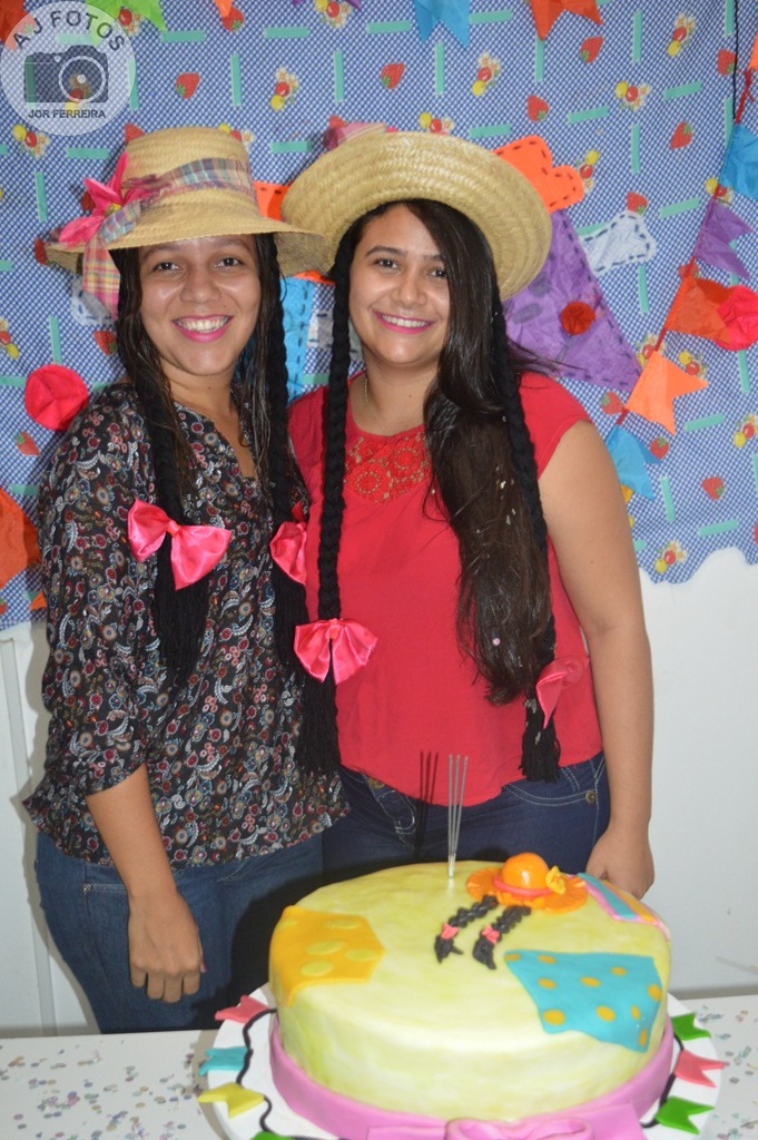 Recepcionista é surpreendida por amigas no aniversário - Imagem 27