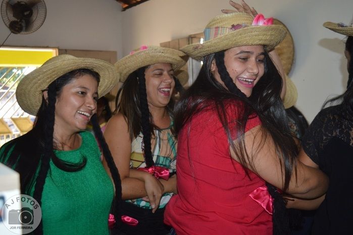 Recepcionista é surpreendida por amigas no aniversário - Imagem 59