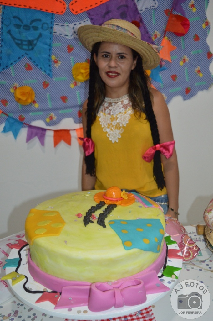 Recepcionista é surpreendida por amigas no aniversário - Imagem 7