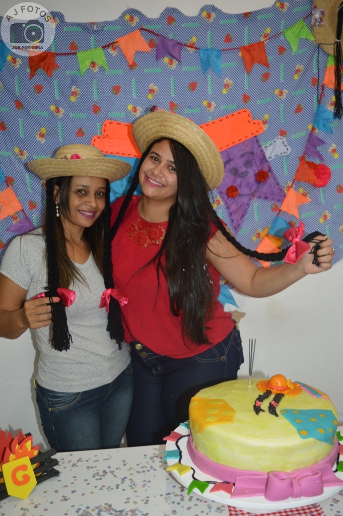 Recepcionista é surpreendida por amigas no aniversário - Imagem 36