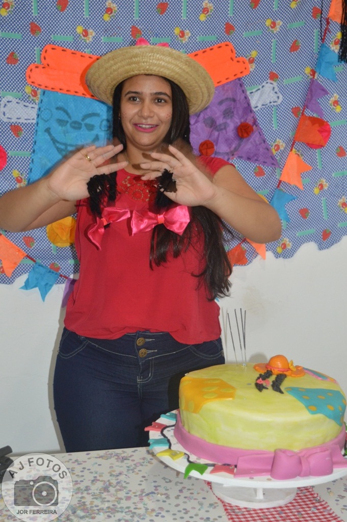 Recepcionista é surpreendida por amigas no aniversário - Imagem 55