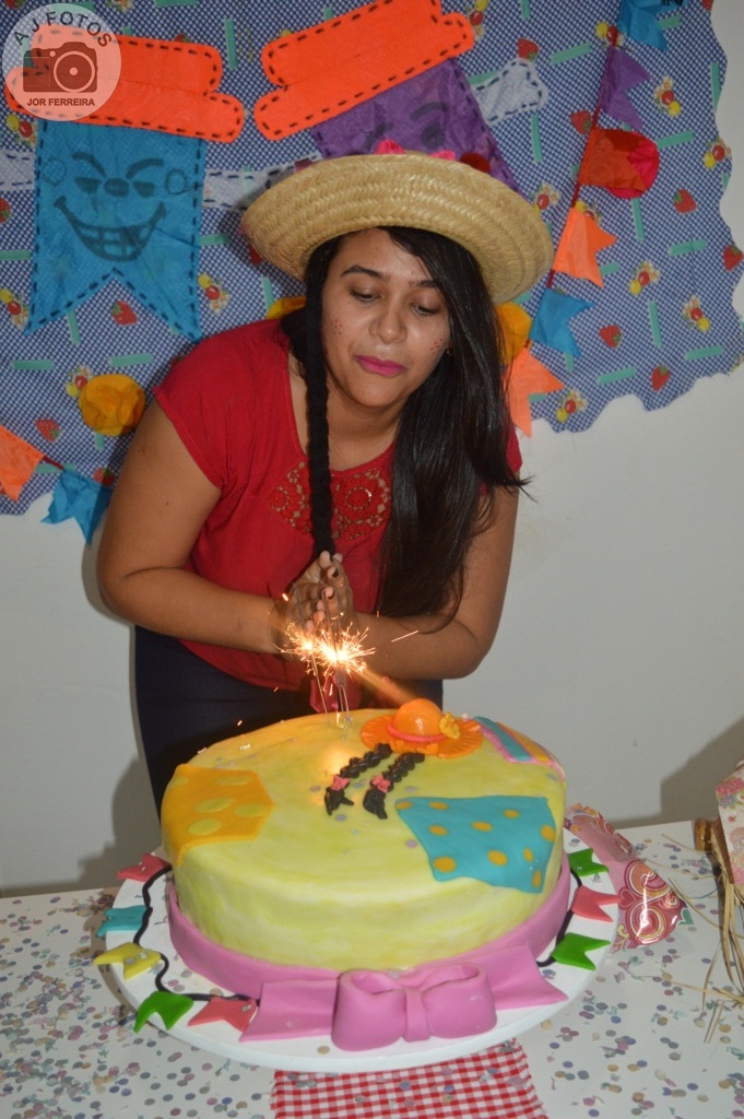 Recepcionista é surpreendida por amigas no aniversário - Imagem 50