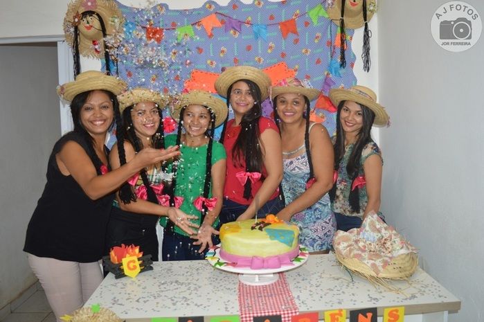 Recepcionista é surpreendida por amigas no aniversário - Imagem 40