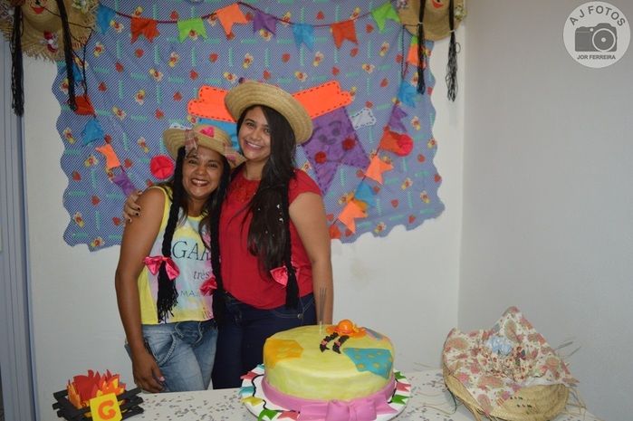 Recepcionista é surpreendida por amigas no aniversário - Imagem 34