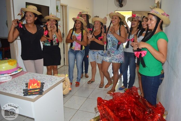 Recepcionista é surpreendida por amigas no aniversário - Imagem 54