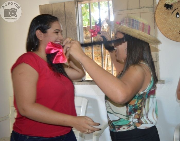 Recepcionista é surpreendida por amigas no aniversário - Imagem 25