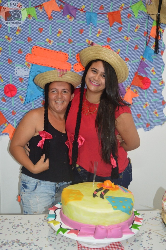 Recepcionista é surpreendida por amigas no aniversário - Imagem 38