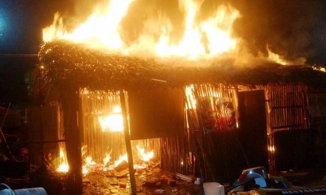 Duas barracas pegam fogo na Praça Bona Primo - Imagem 1