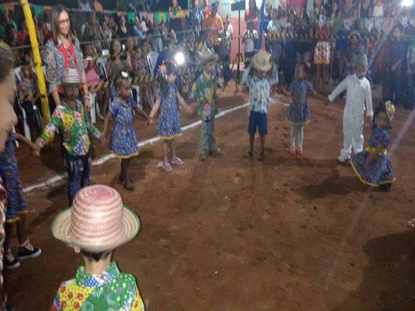 escolinha Tia Loura e Maternal realizam quadrilha com crianças  - Imagem 1