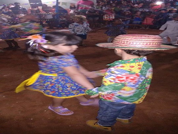 escolinha Tia Loura e Maternal realizam quadrilha com crianças  - Imagem 2