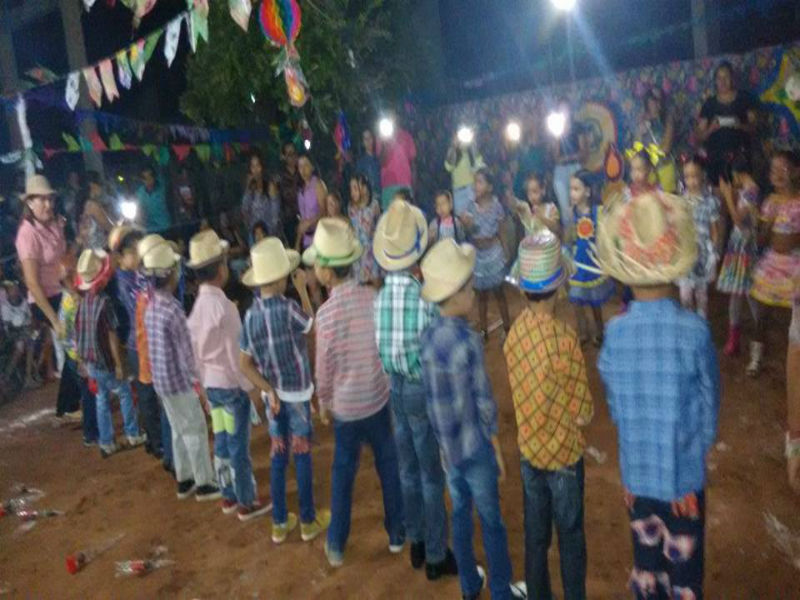 escolinha Tia Loura e Maternal realizam quadrilha com crianças 