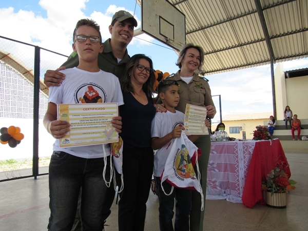 Alunos do PROERD recebem certificados e premiações - Imagem 4