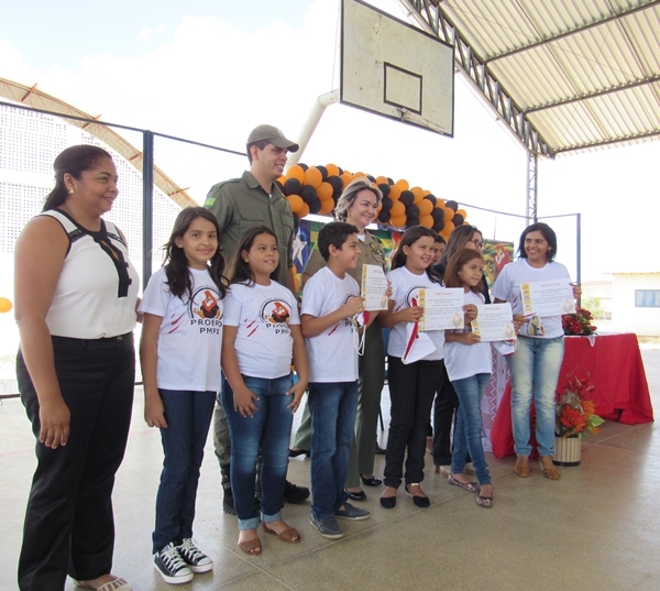 Alunos do PROERD recebem certificados e premiações - Imagem 6