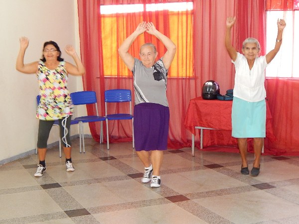Idosos do SCFV participam das aulas praticas com a Educadora Física - Imagem 3